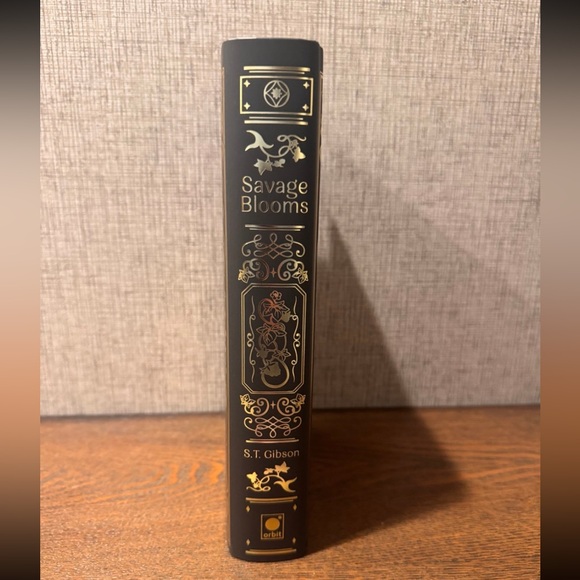 Fairyloot Exclusive Edition of Savage Blooms - Picture 3 of 6